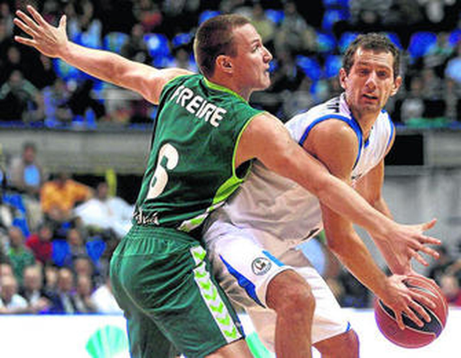 Freire presiona a Avdalovic en una acción del partido del sábado ante el Meridiano Alicante.