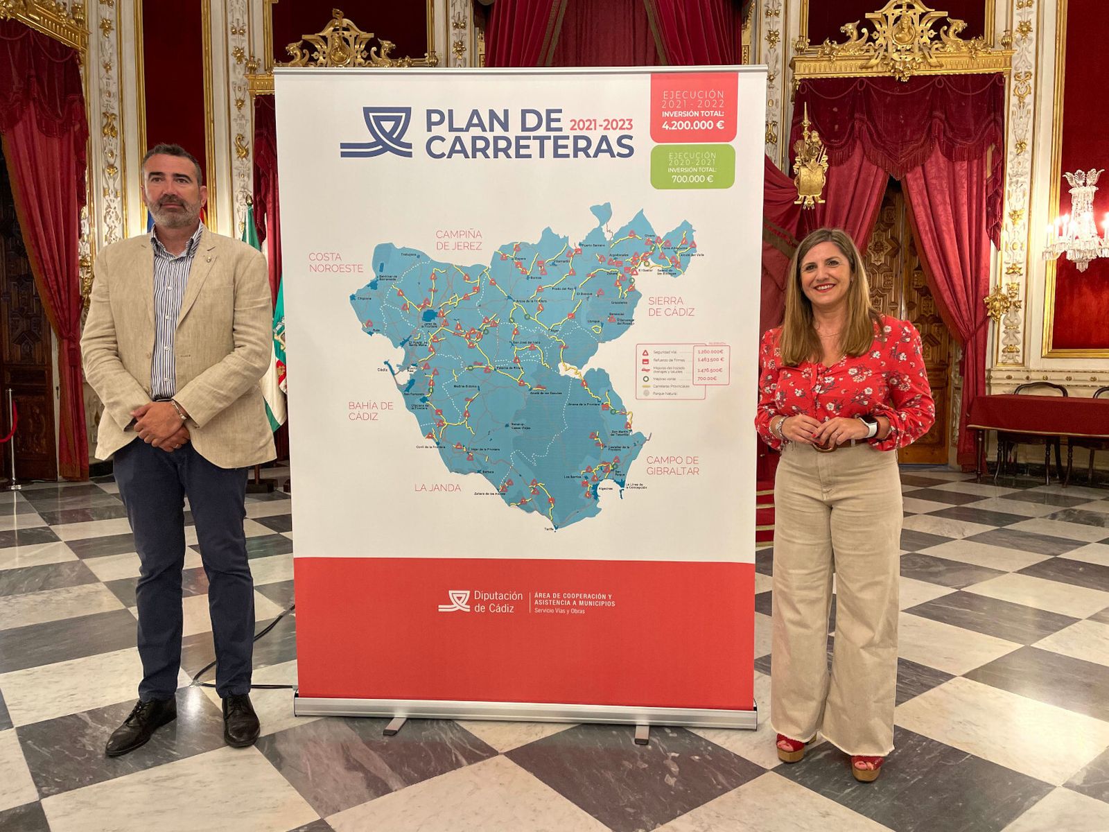 Irene García y Javier Pizarro en la presentación de la red provincial de carreteras.