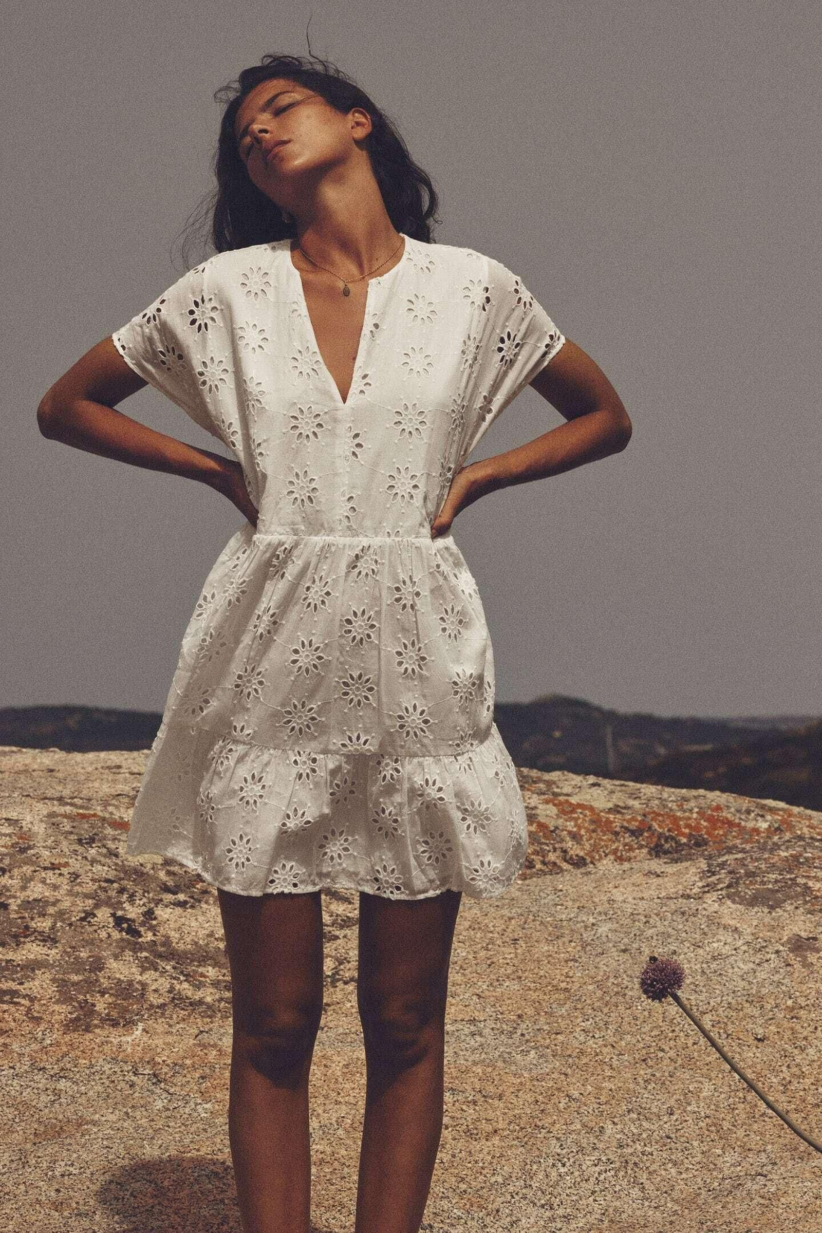 Vestido blanco mini y perforado de Zara.