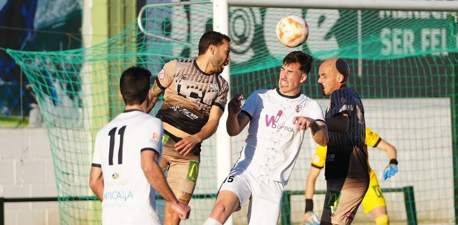 Sergi Brunet pelea un balón aéreo con Javi Hervás.