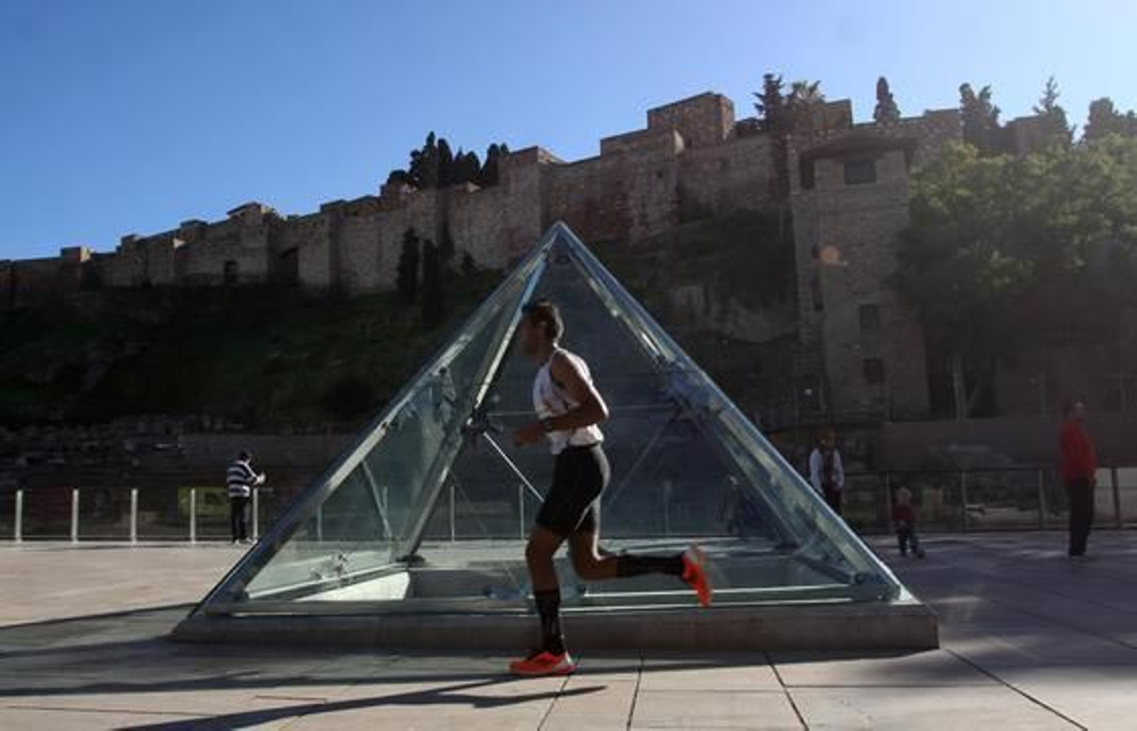 El buen tiempo ha acompañado a los 722 atletas inscritos en la prueba, aunque el fuerte viento de poniente ha dificultado el recorrido de vuelta y ha impedido que se registraran mejores marcas. 

Foto: Migue Fernandez