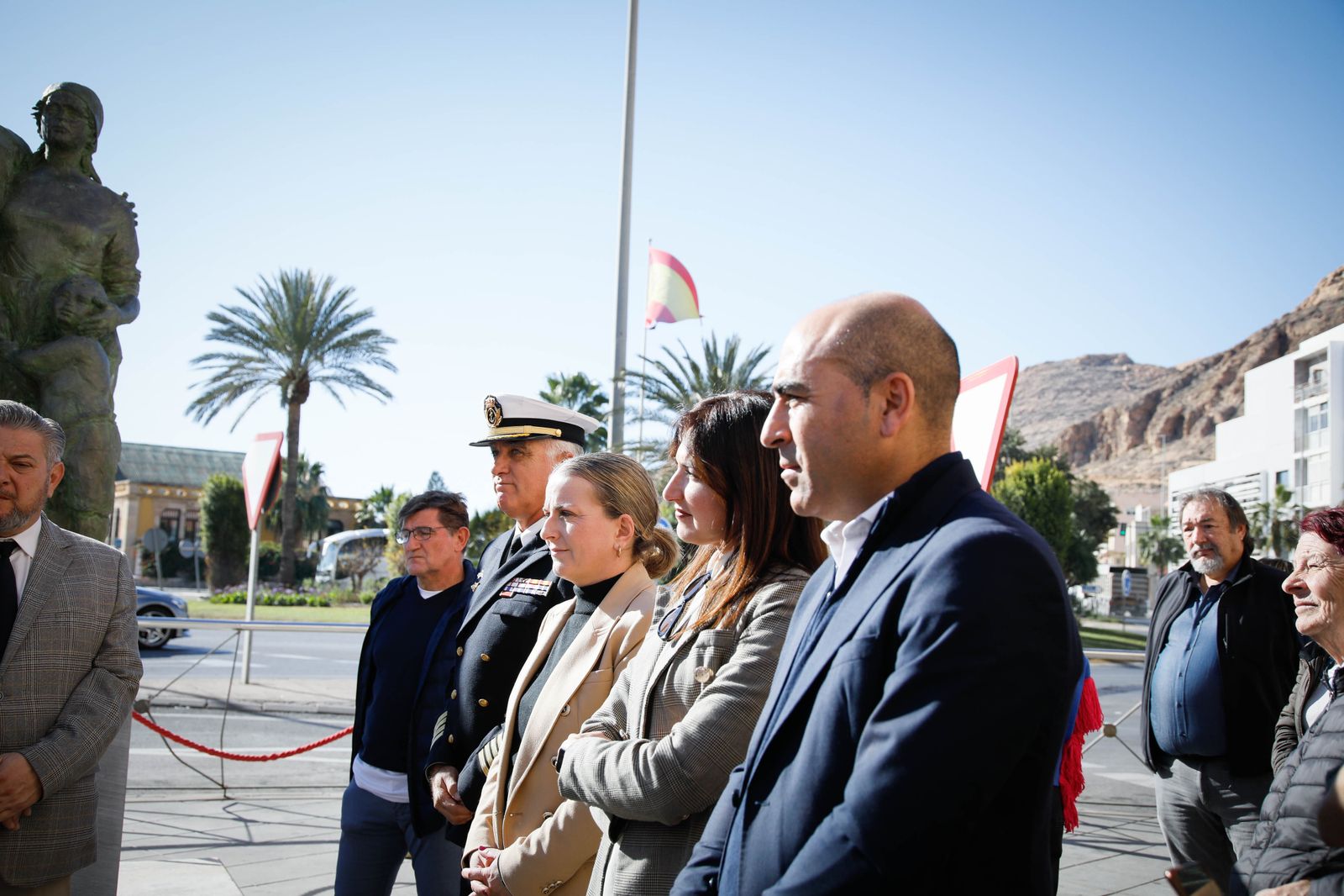 Imágenes de la inauguración sobre escultura ‘Familia Marinera’, del escultor Francisco Javier Galán, en homenaje a las familias de pescadores en Pescadería-La Chanca