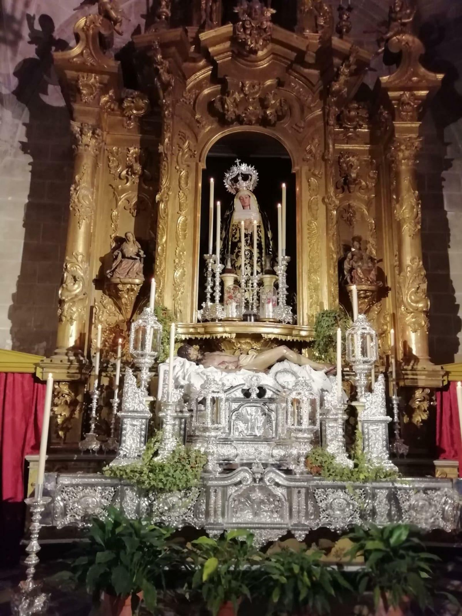 Imagen de Nuestro Señor Jesucristo Yacente y Nuestra Señora de La Soledad en su capilla preparados pata el triduo.