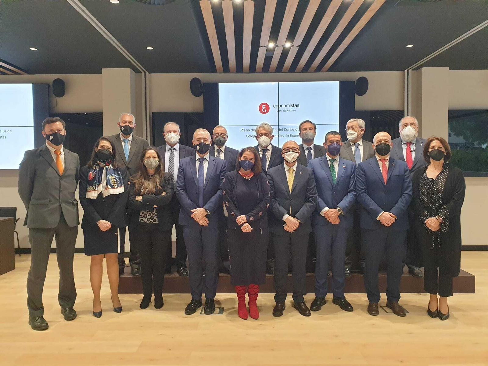 Foto de familia de los miembros del Consejo Andaluz de Colegios Profesionales de Economistas.