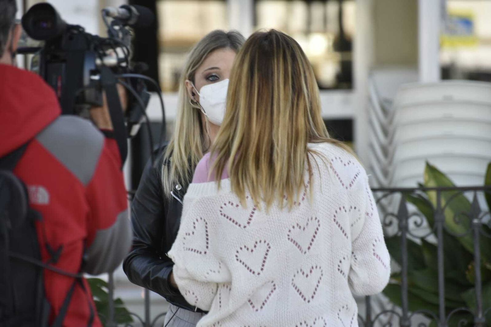 Ana, ex mujer del asesino confeso, atiende a un magacín de televisión dando su testimonio.