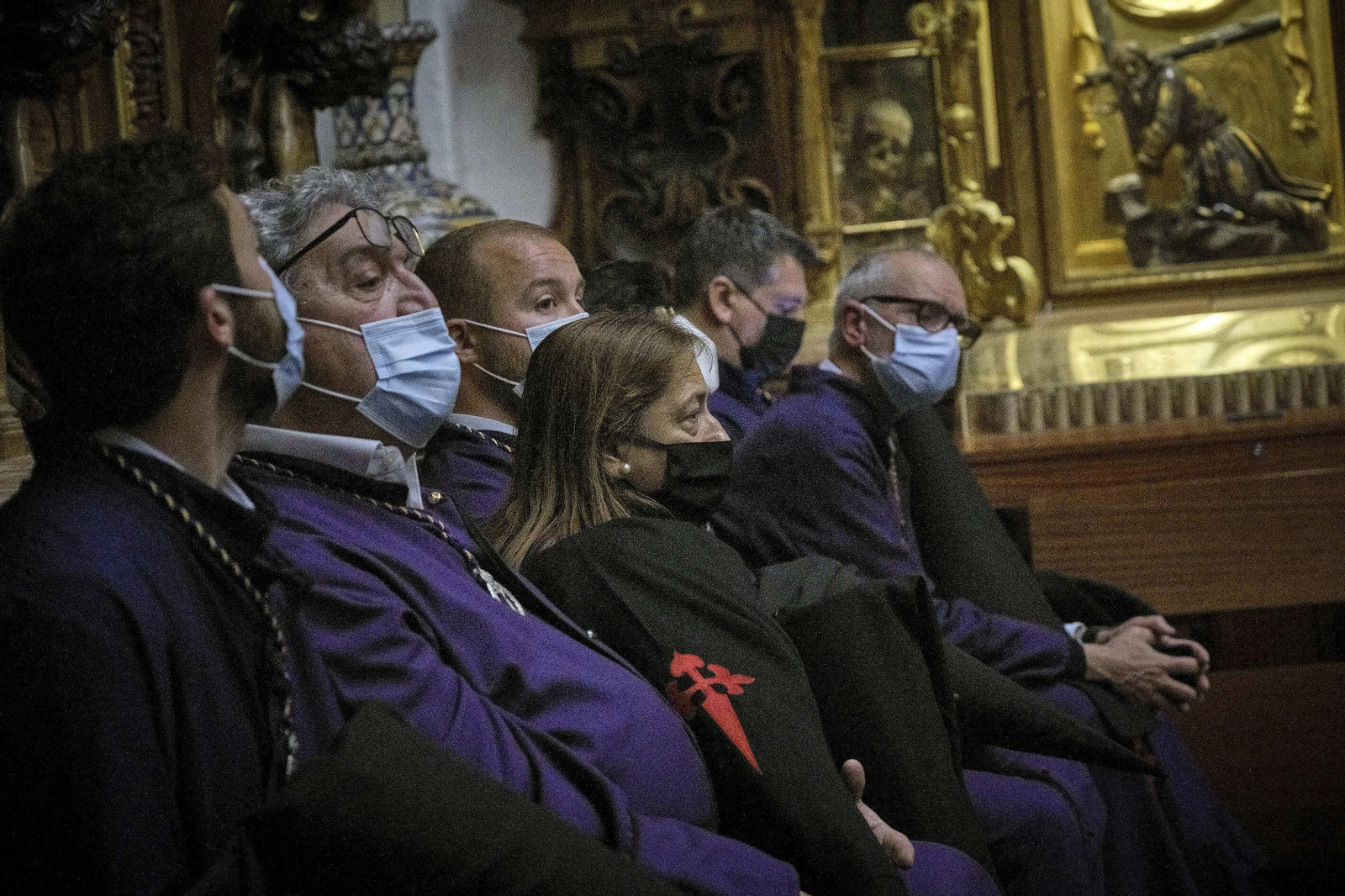 Piedad suspende su salida procesional, los hermanos de la cofradía realizan estación de penitencia en el interior de la iglesia de Santiago.
