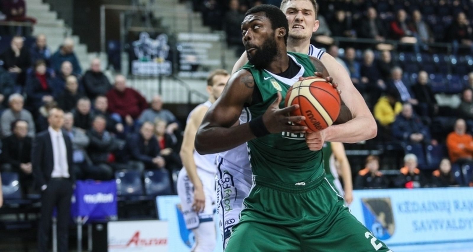 Viny Okouo, en un partido con el Nevezis.