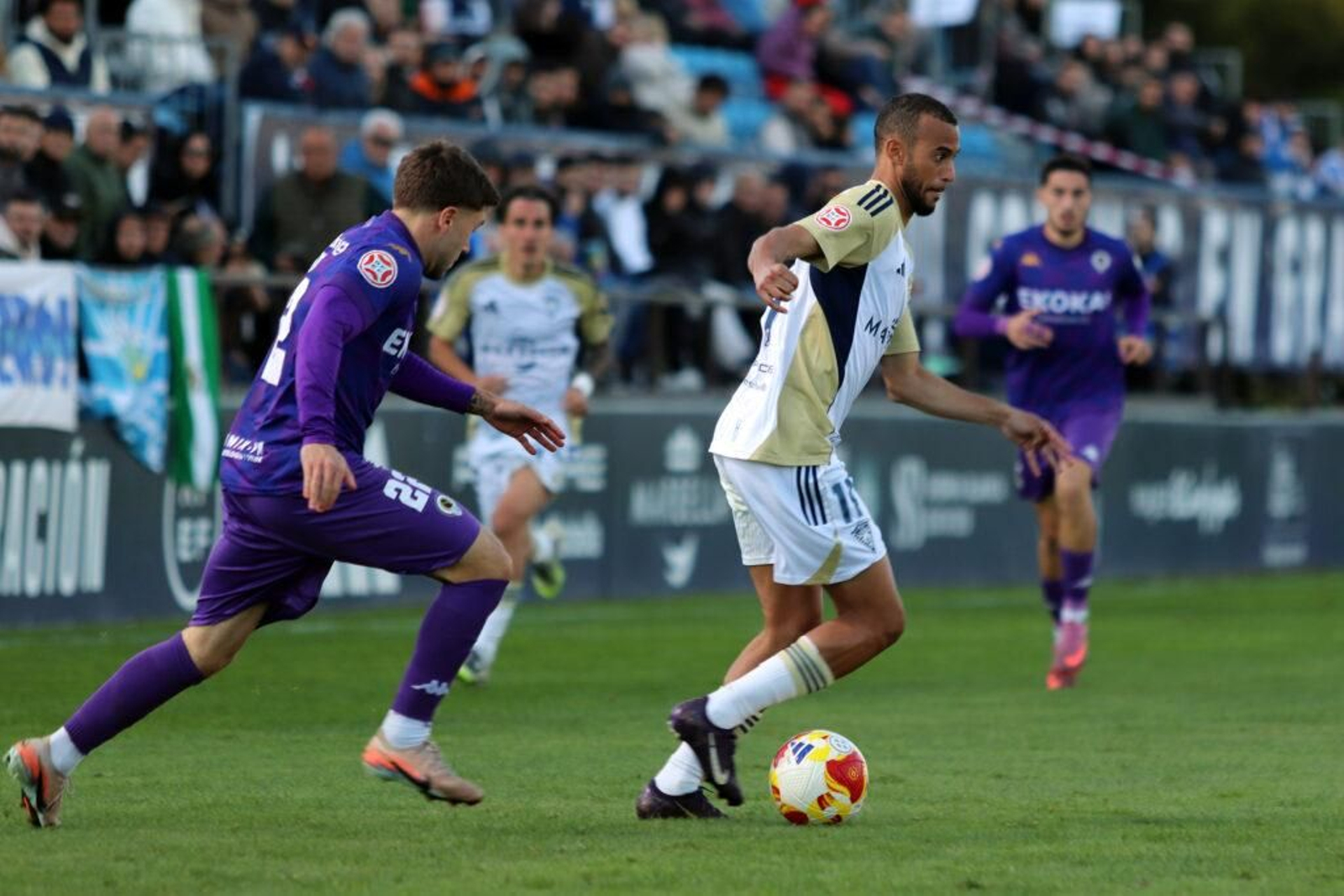 Hicham conduce el balón.