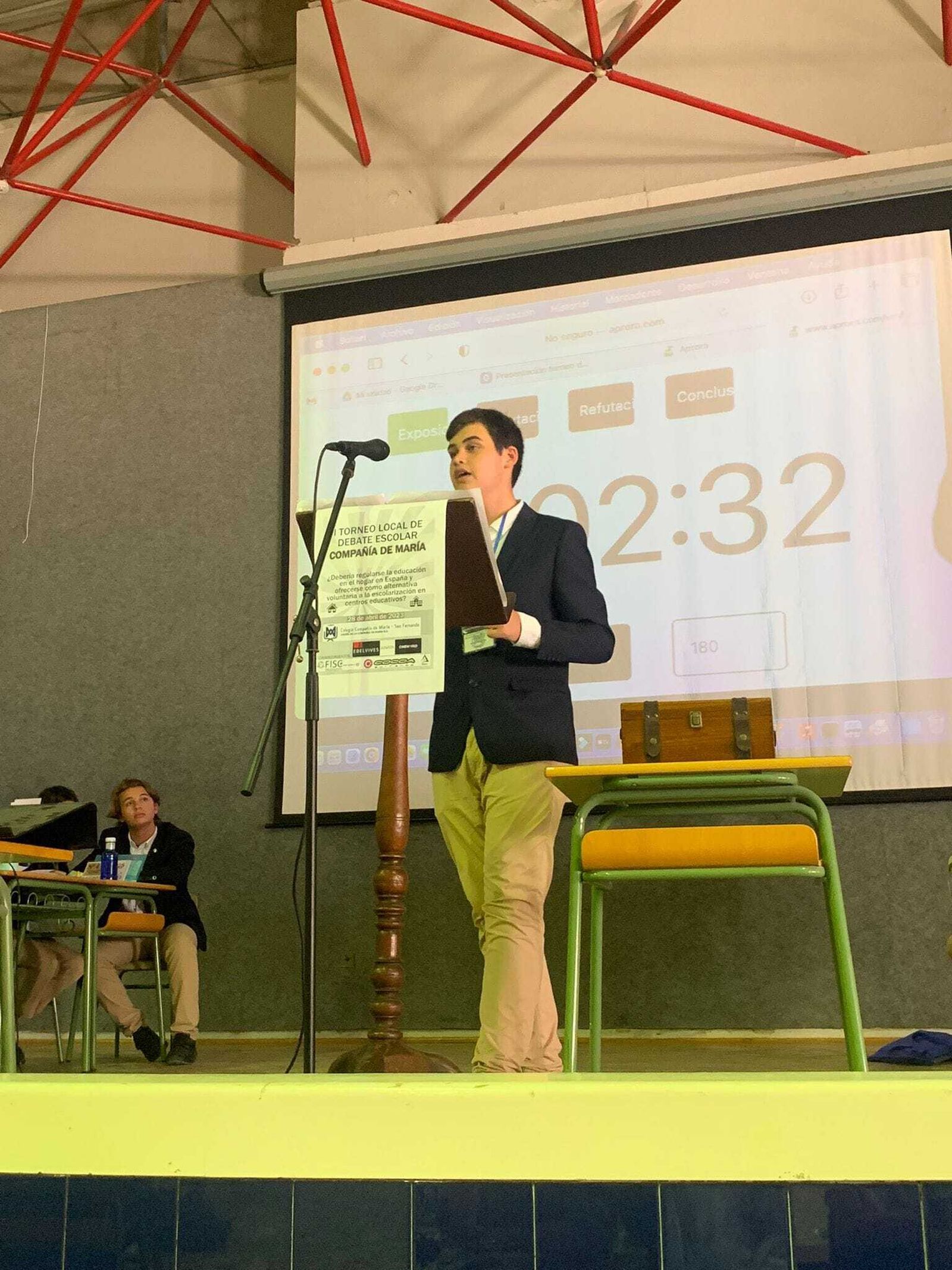 Uno de los alumnos del Liceo participantes en el debate, en el momento de la intervención.