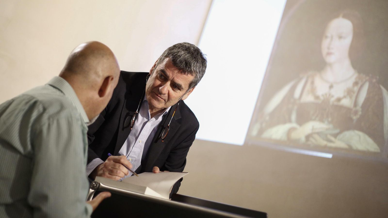 El periodista británico justo antes de su conferencia sobre la reina española.