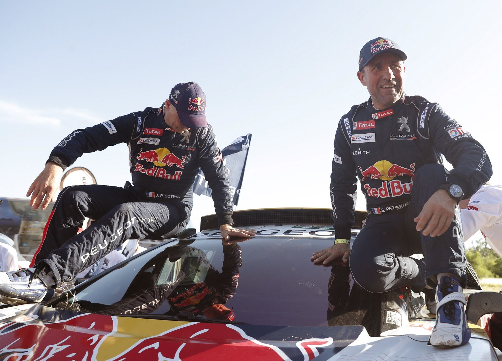 Stephane Peterhansel y su copiloto, Jean Paul Cottret, celebran su victoria en el Dakar.