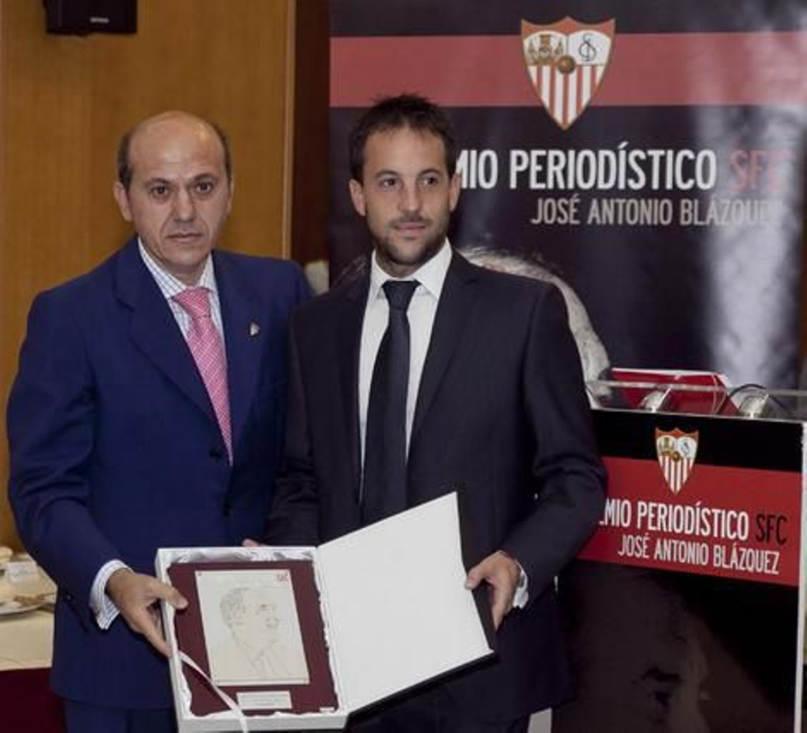 Javier Santos recoge su galardón en el I Premio Periodístico SFC.

Foto: Jaime Martínez