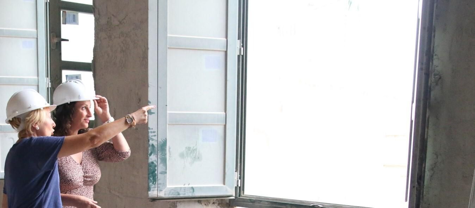 La alcaldesa contempla las vistas a la Plaza Vieja desde un ventanal de la Casa Consistorial