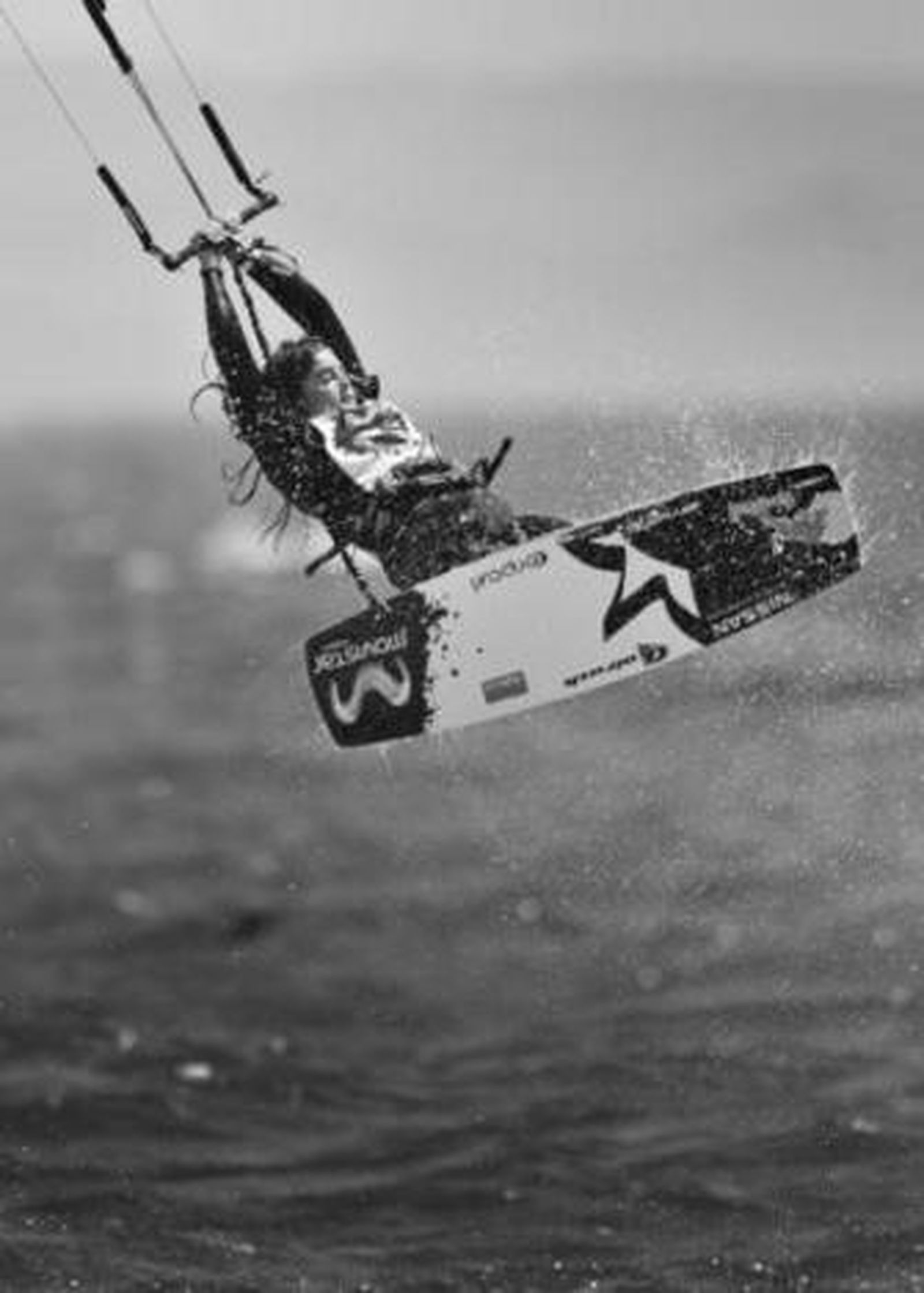 Gisela Pulido, durante una espectacular maniobra en aguas tarifeñas.