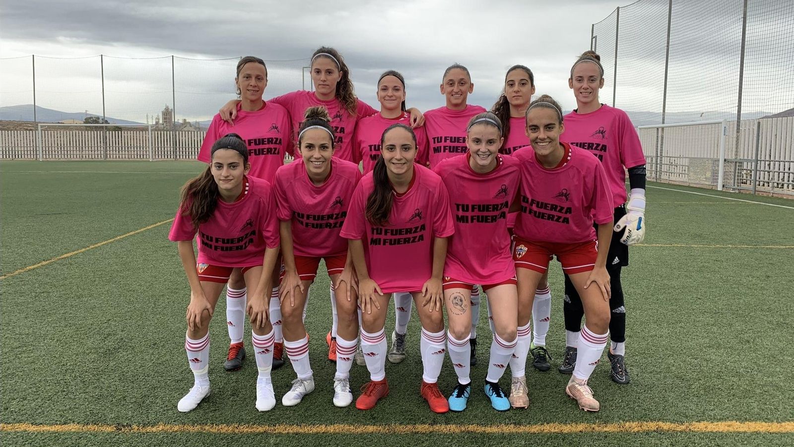 La UDA lució esta camiseta antes del partido con motivo del Día Internacional Contra el Cáncer de Mama.