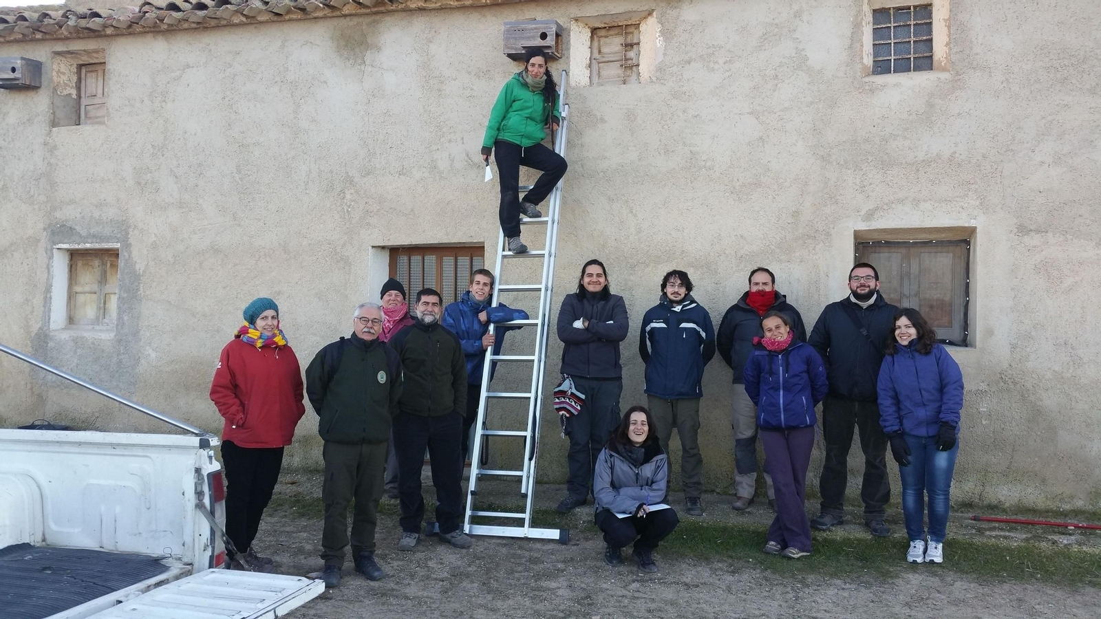 El grupo de voluntarios que ha trabajado estas últimas semanas en reparar 26 cajas-nido repartidas por toda la comarca de Los Vélez.