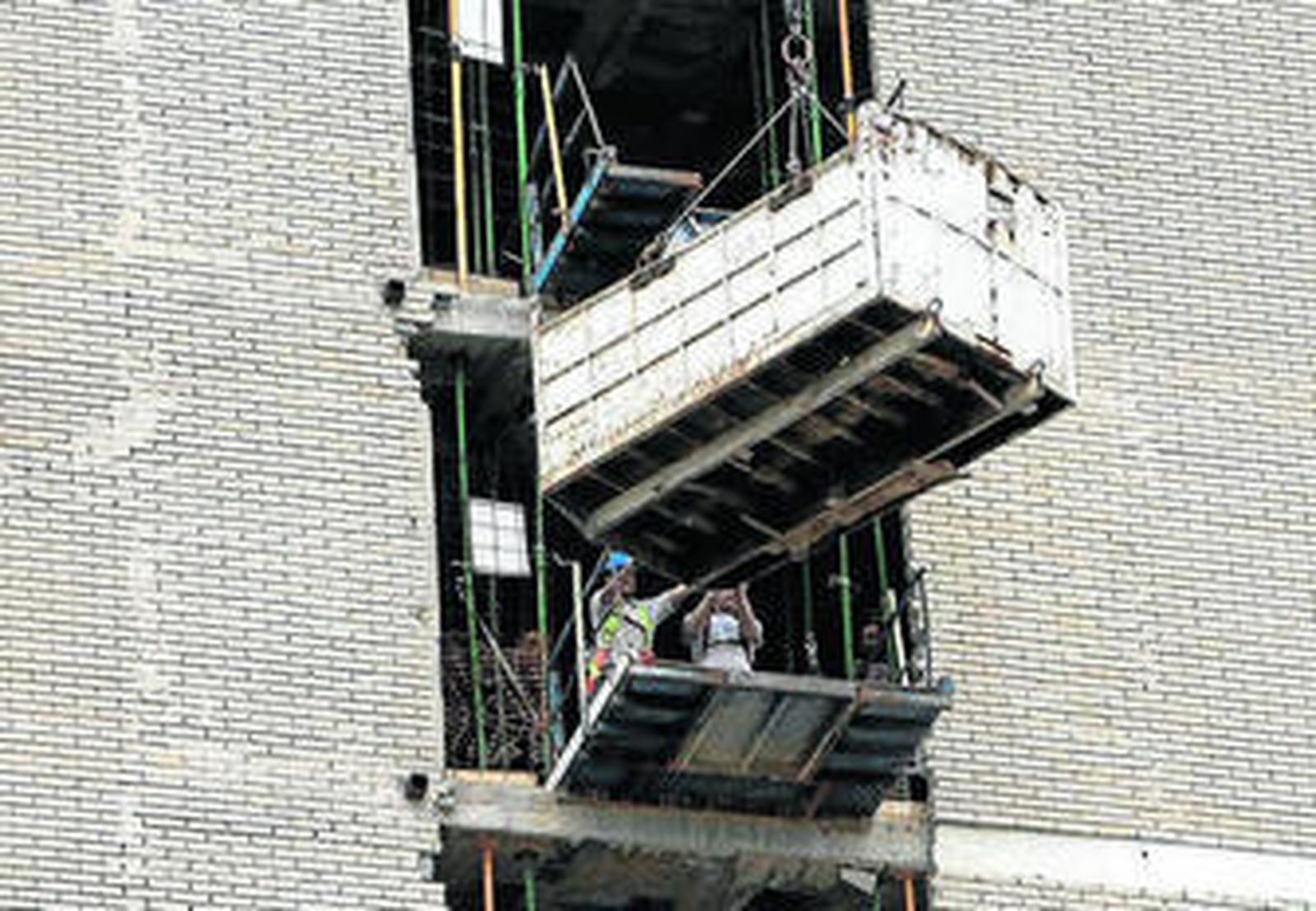 Obreros en el antiguo Hospital Militar.