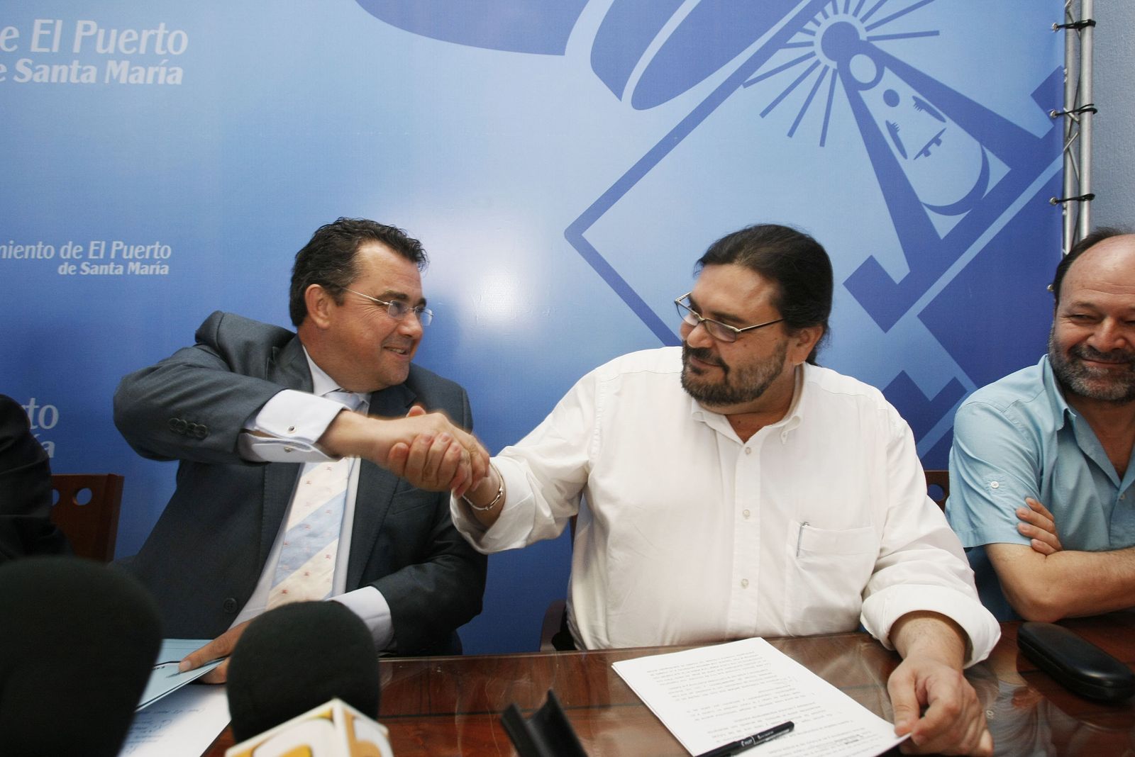 El ex alcalde del Partido Popular Enrique Moresco, con el arquitecto Manuel Ángel  González Fustegueras el día de la firma del contrato, en 2008.