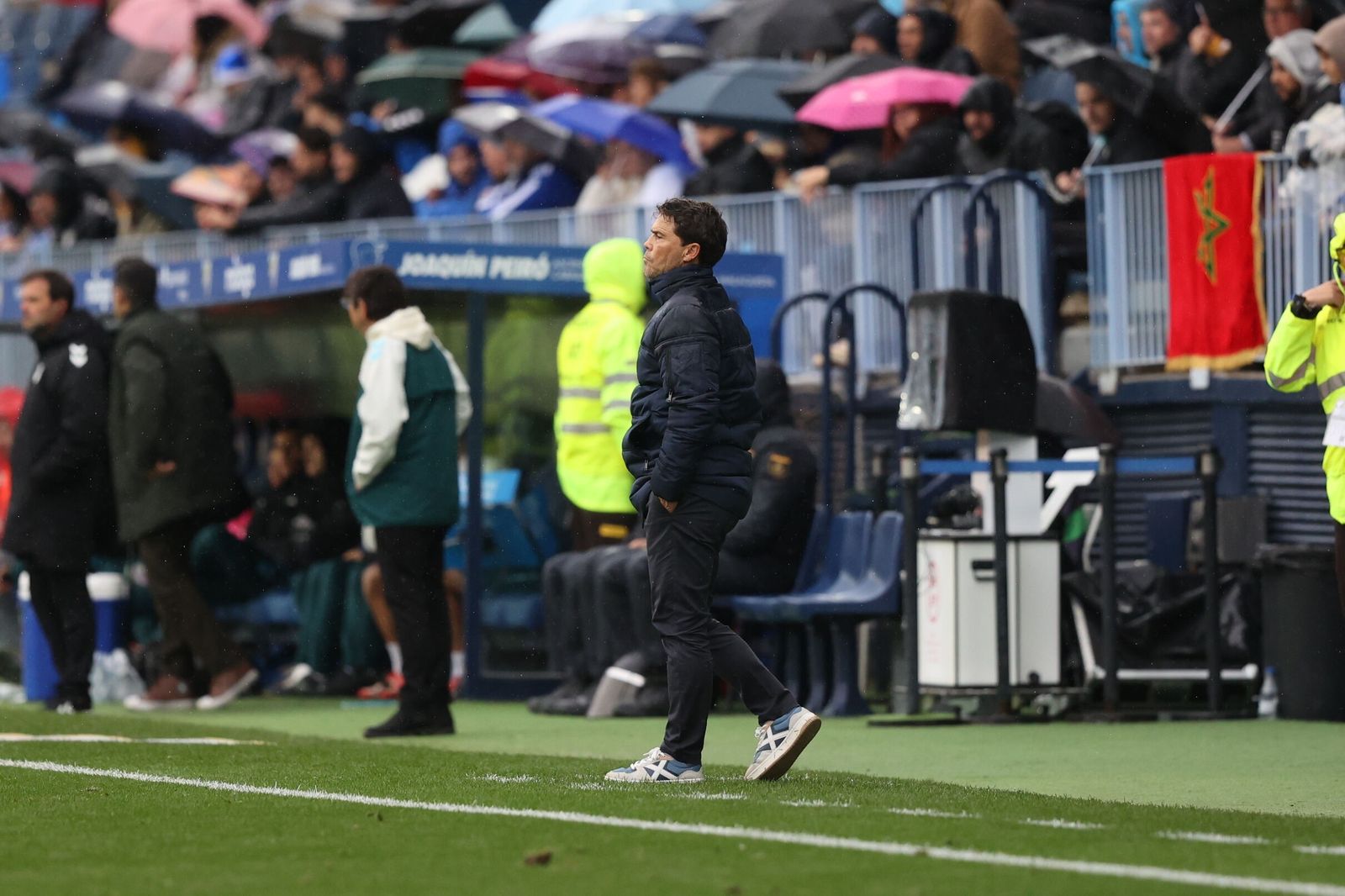 Rubi en la banda de La Rosaleda junto a su banquillo durante el encuentro del domingo ante los blanquiazules.