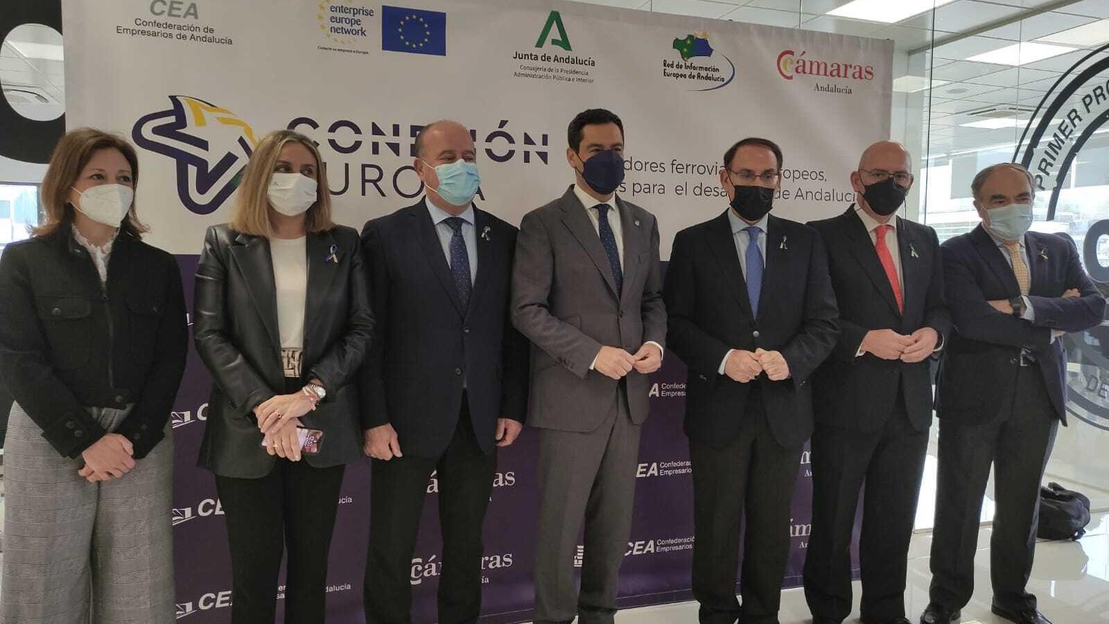 Representantes empresariales y de la Junta de Andalucía, en el foro de Antequera.