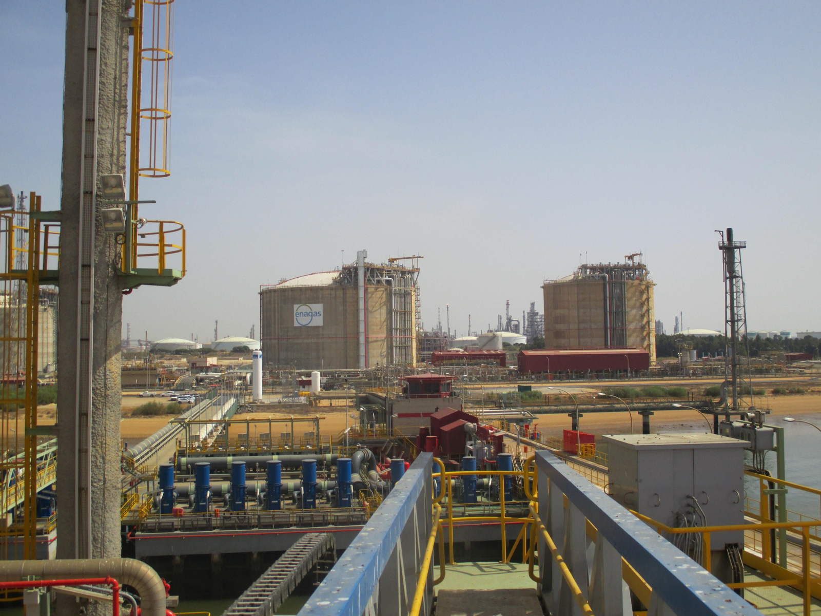 El buque 'Rioja Knutsen' descarga 152.000 metros cúbicos de GNL