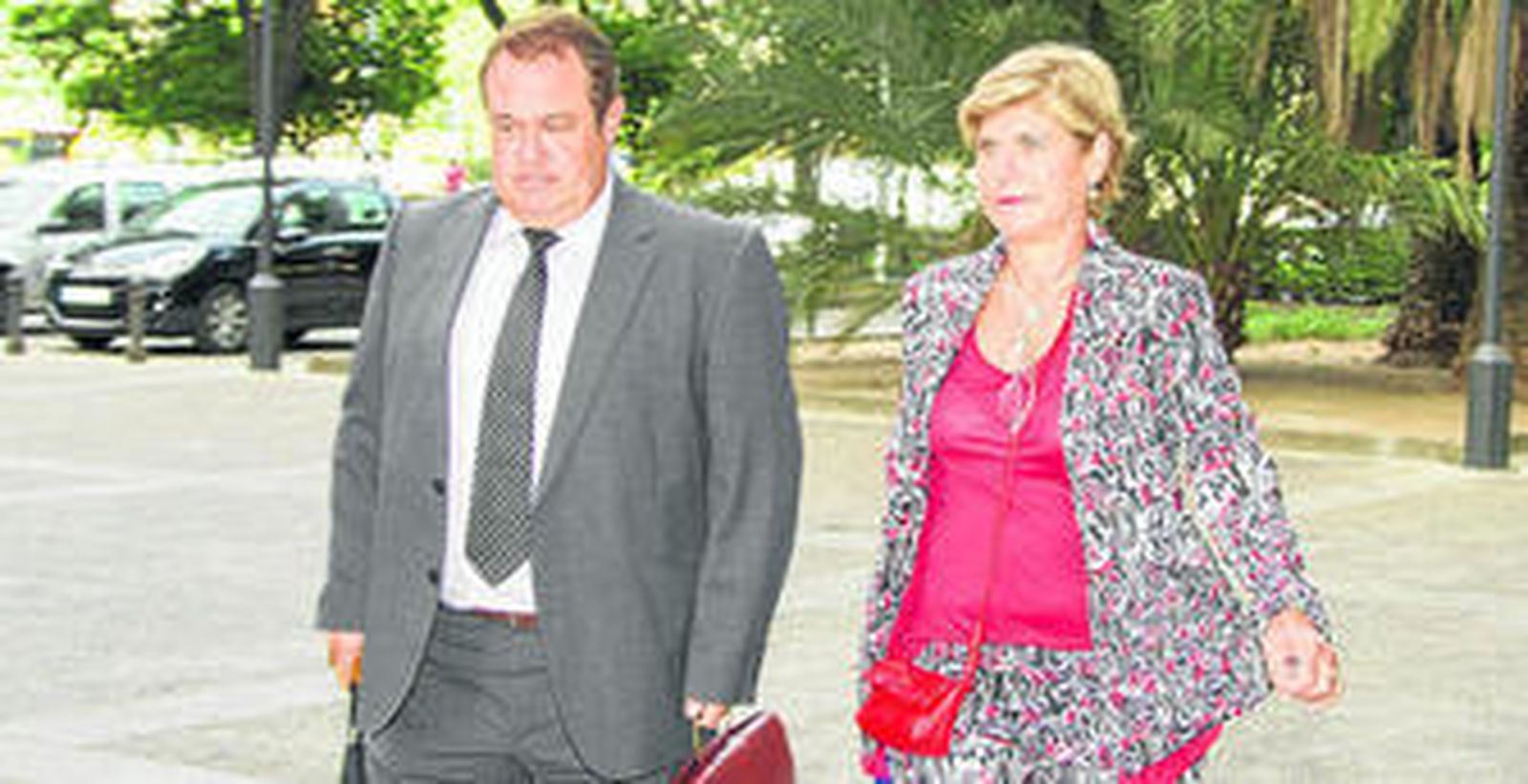 La ex directora general de Formación María Teresa Florido, ayer en los juzgados de Sevilla con su abogado Jon Ander Sánchez.