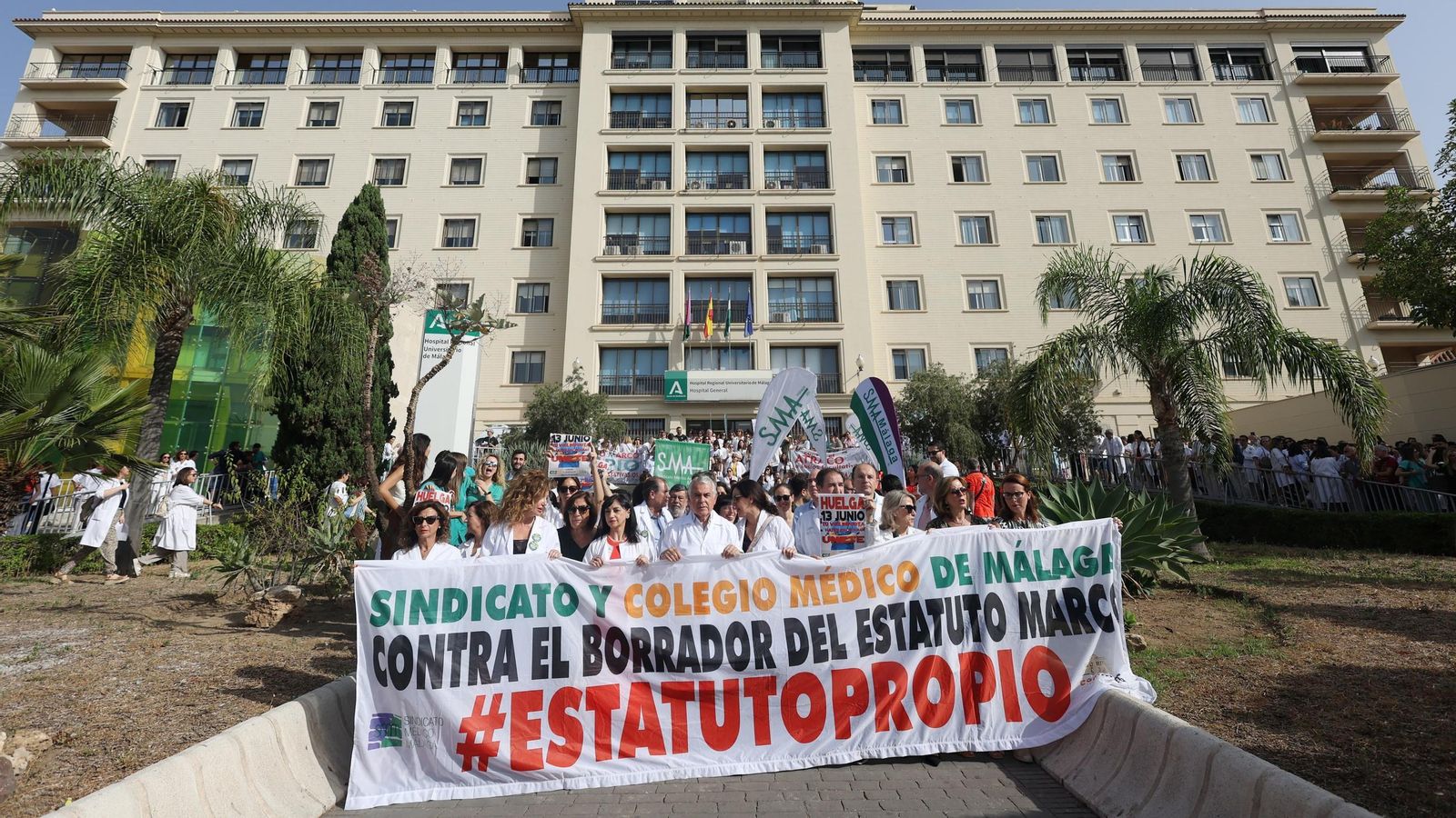 Cabecera de la concentración con representantes del Colegio de Médicos y el Sindicato Médico.