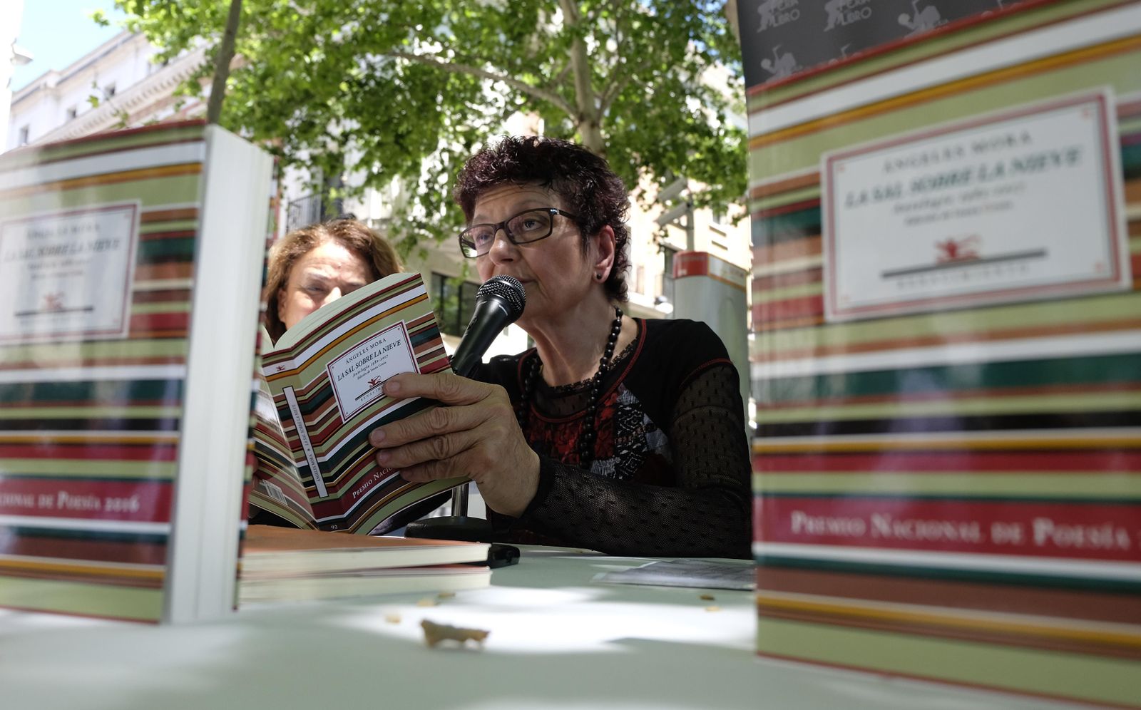 Ángeles Mora, en la Plaza Nueva, flanqueada por los ejemplares de 'La sal sobre la nieve'.