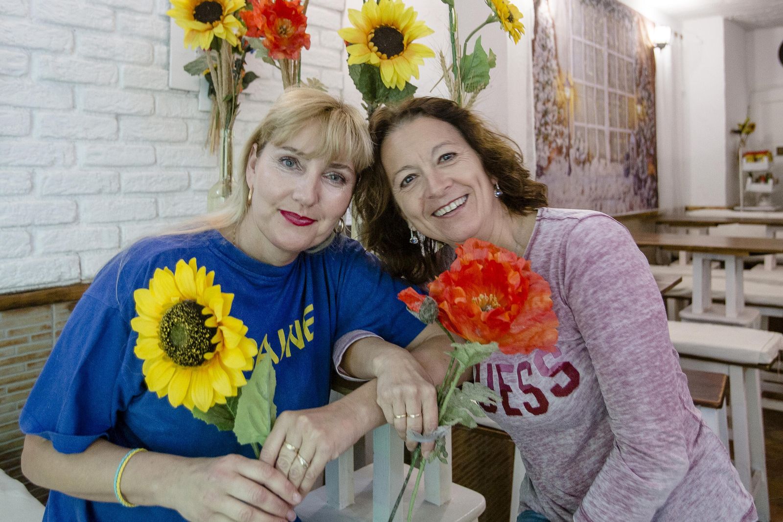Oksana (en Cádiz, Susana), a la izquierda, junto a su amiga moscovita Natasha, en la cafetería que regenta en Cádiz.
