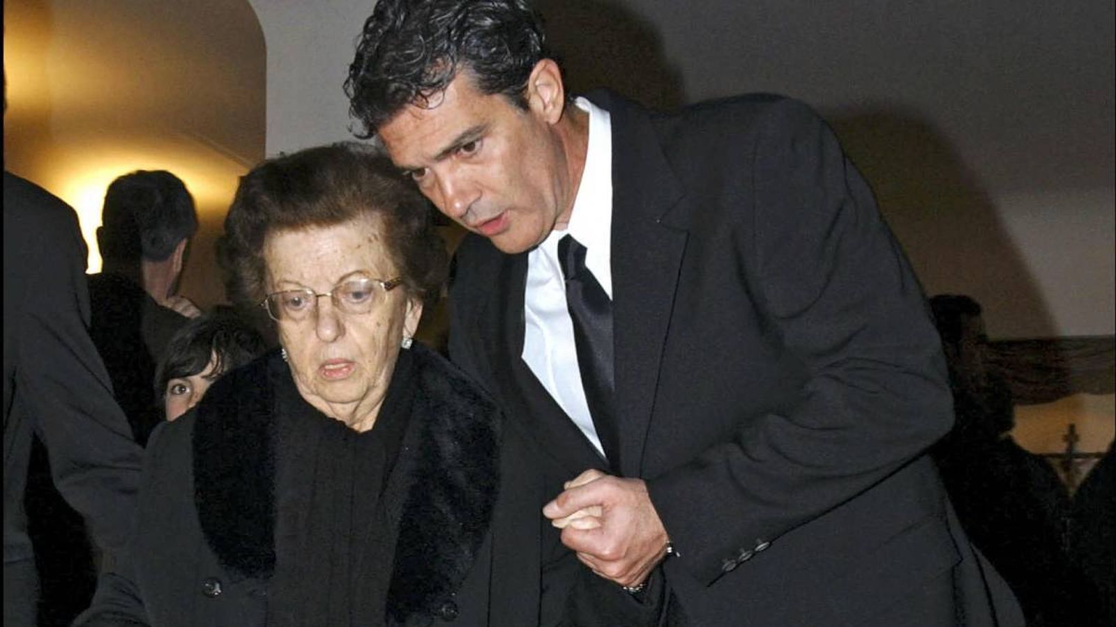 Con su madre, Ana Bandera, en el funeral de su padre en 2008.