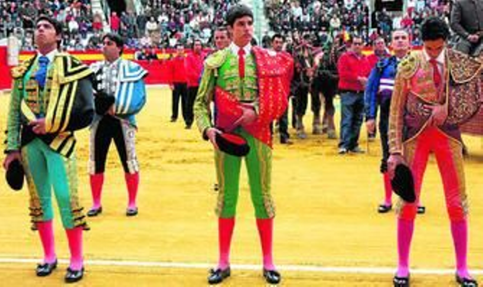 José Palma (primero por la izquierda), de la Escuela Taurina de Granada, lució un toreo de pellizco y único.