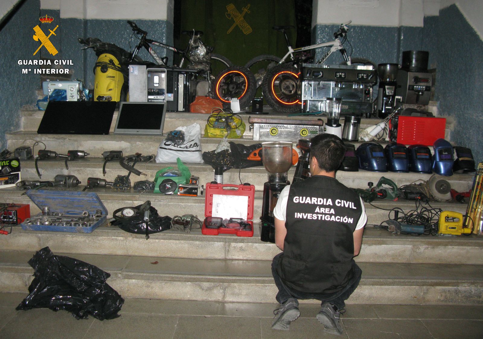 Objetos incautados por la Guardia Civil.