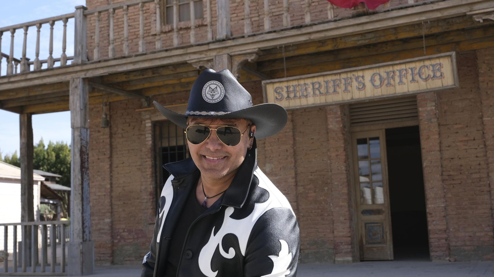 Coyote Dax disfrutando del poblado de MiniHollywood en Tabernas.