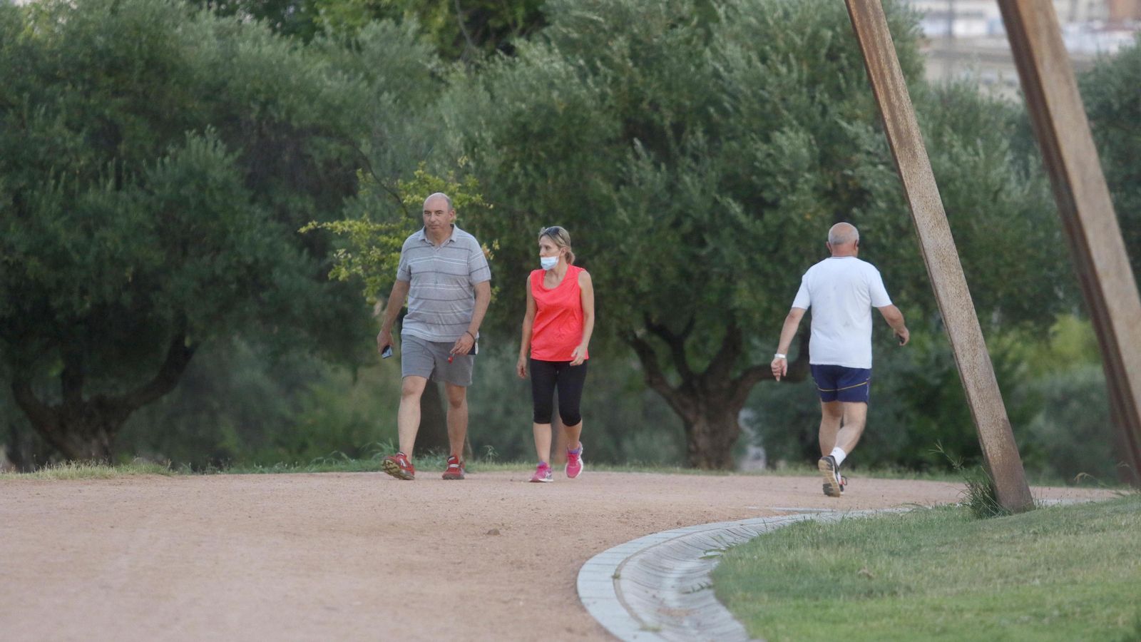 Paseantes en el parque de la Asomadilla.