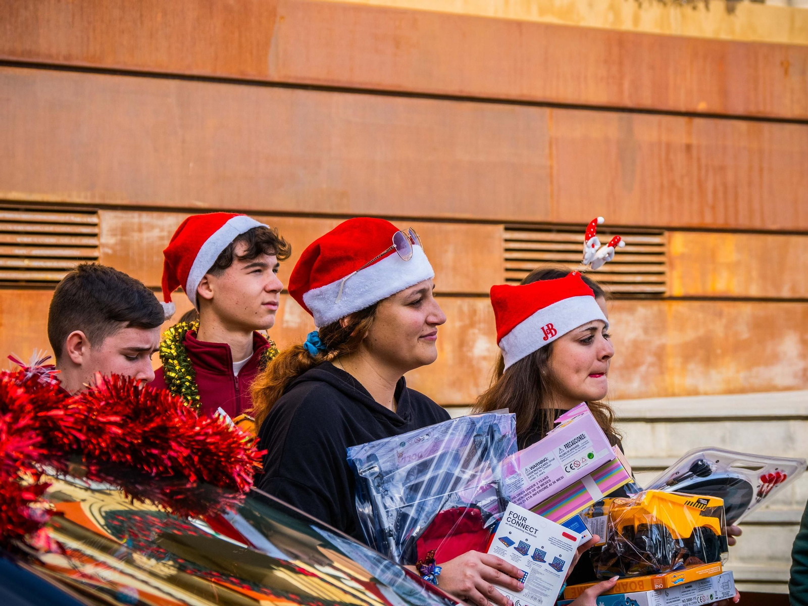La Caravana Solidaria recoge cientos de regalos para echar una mano a los Reyes Magos en San Fernando