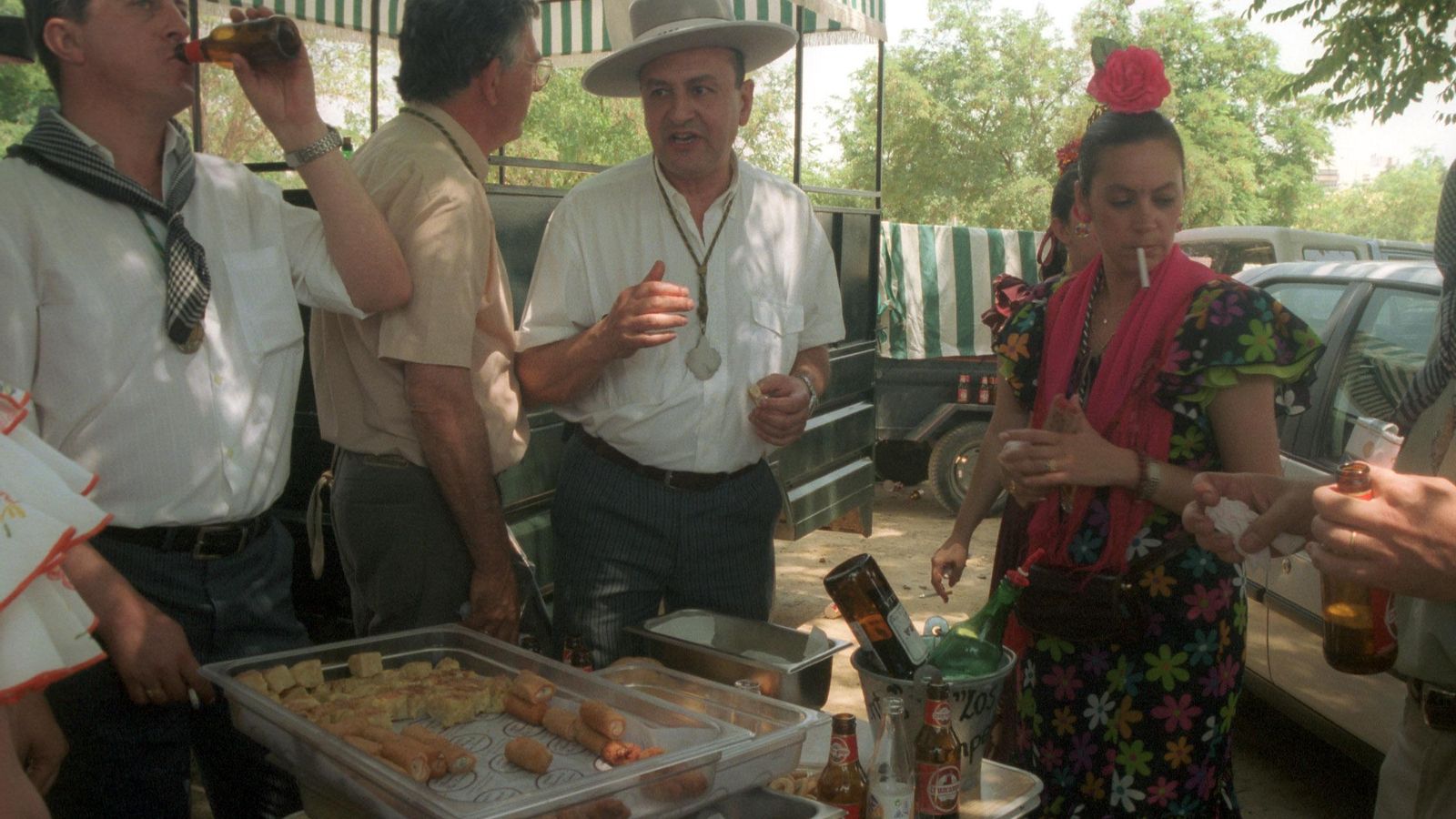 Un grupo de personas comiendo durante el camino.