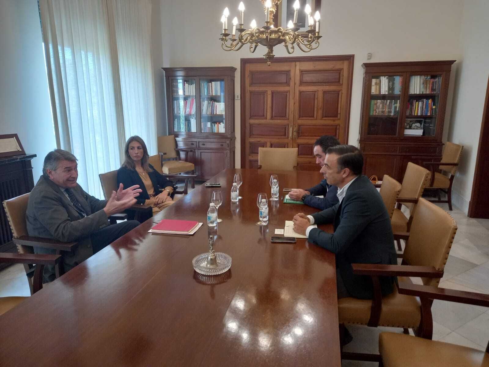 David Gil, delegado territorial de Agricultura, en su visita institucional al Consejo Regulador.