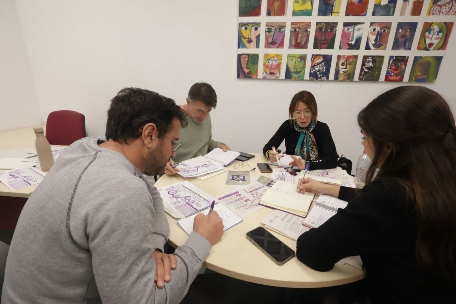 Marián Aguilar, en el centro, durante la reunión.