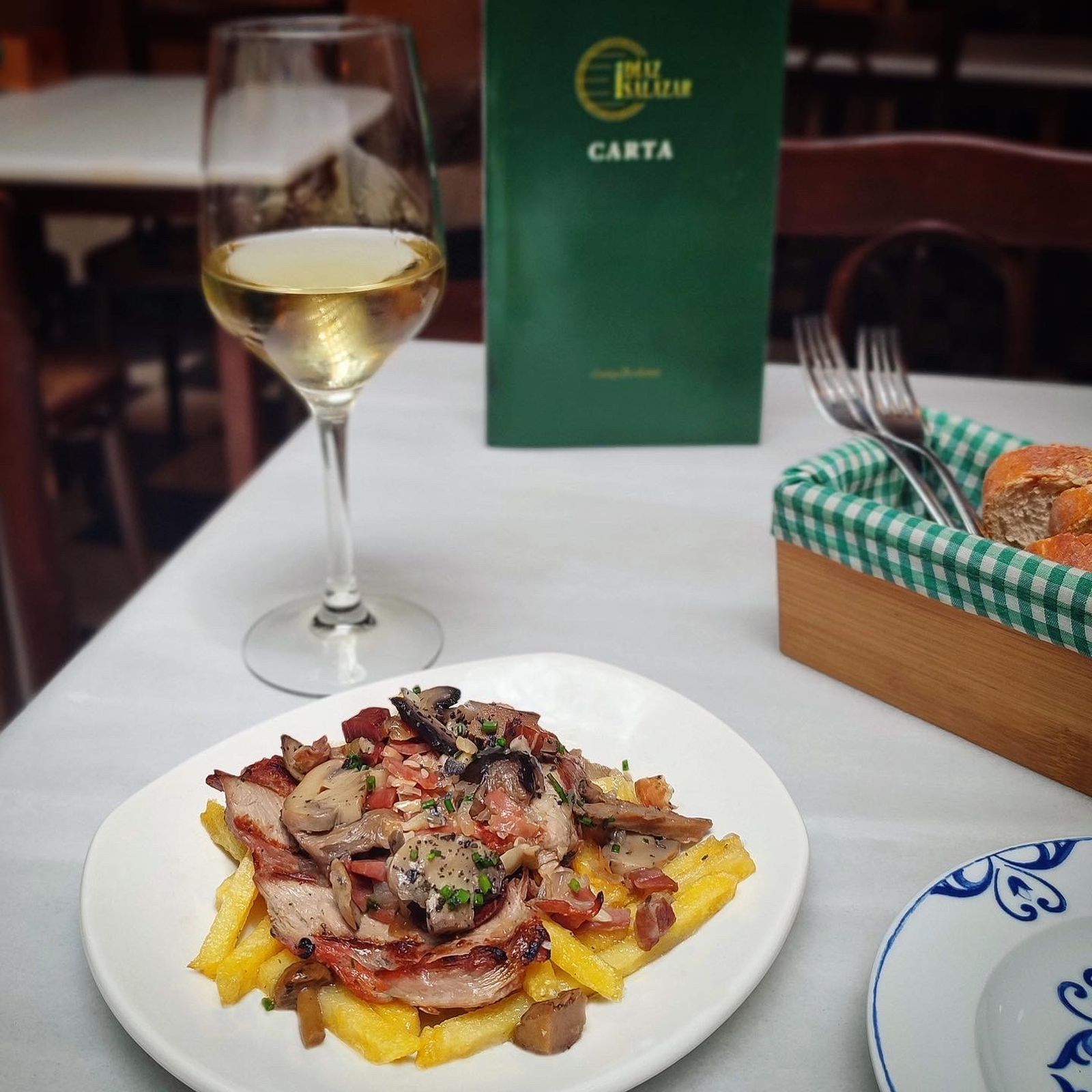 Solomillo con salsa campestre maridado con vino Barbadillo.