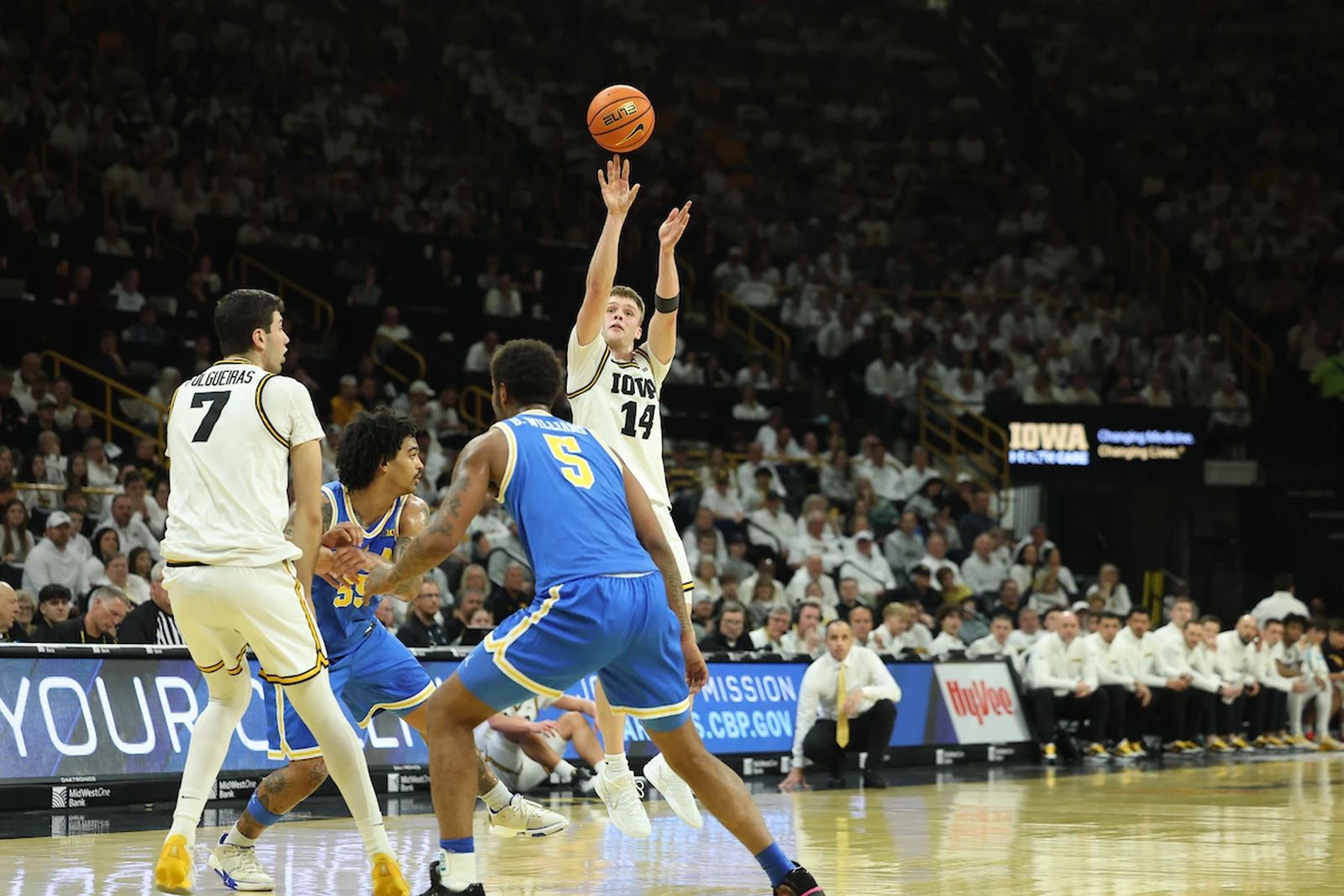 NCAA: Álvaro Folgueiras se sale ante UCLA