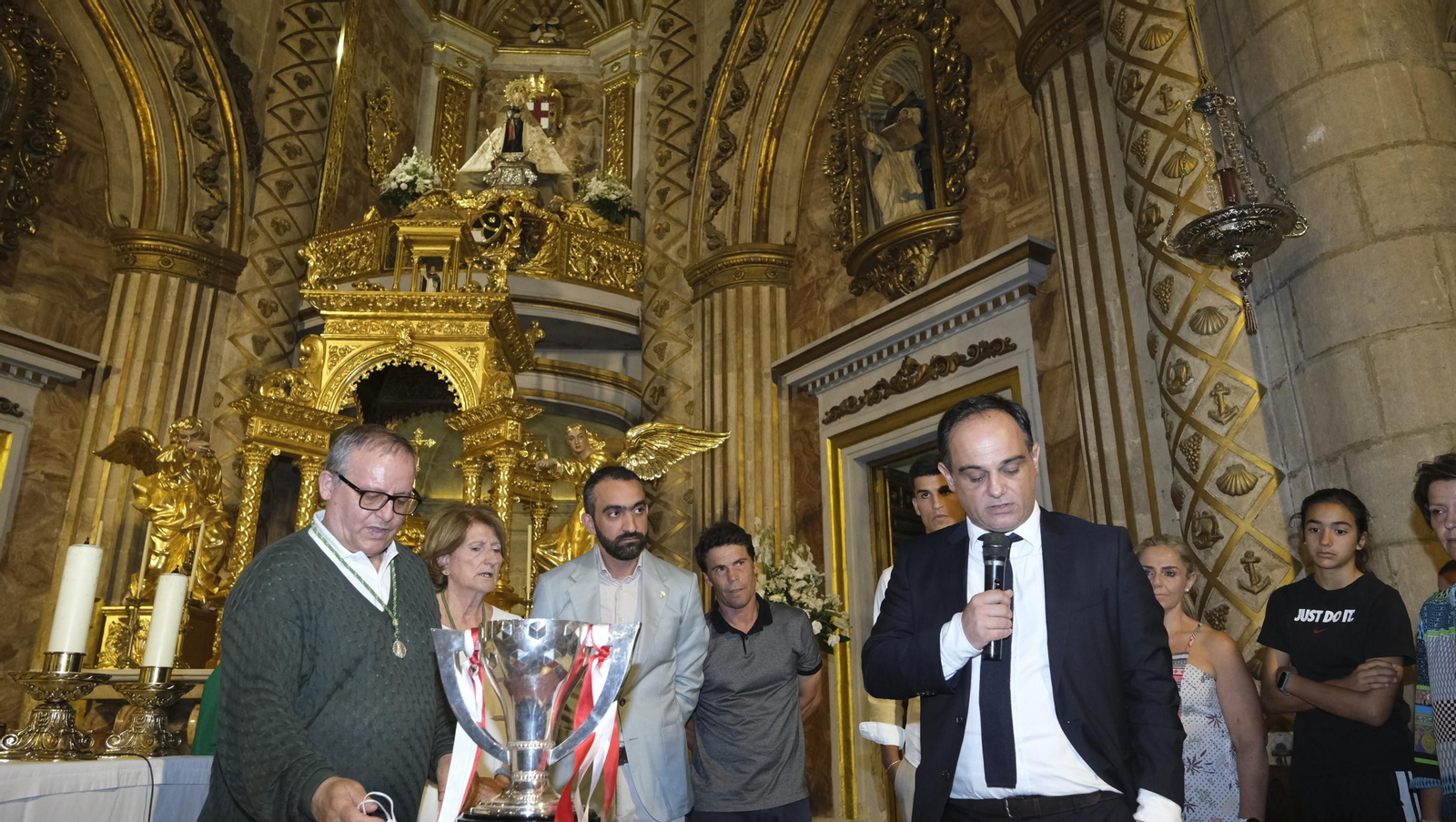 Ofrenda de la U.D. Almería a la Virgen del Mar, por el ascenso a la Liga Santander de Fútbol