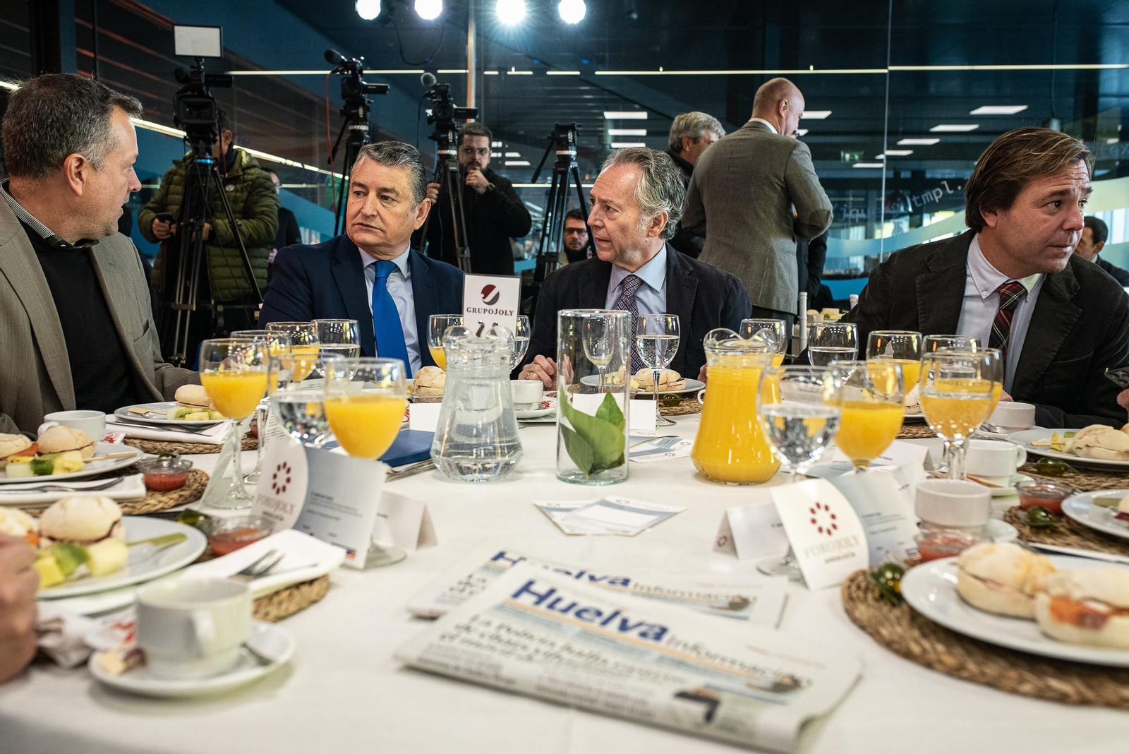 Imágenes de los invitados a la conferencia y desayuno-coloquio con Antonio Sanz en el Foro Joly Andalucía
