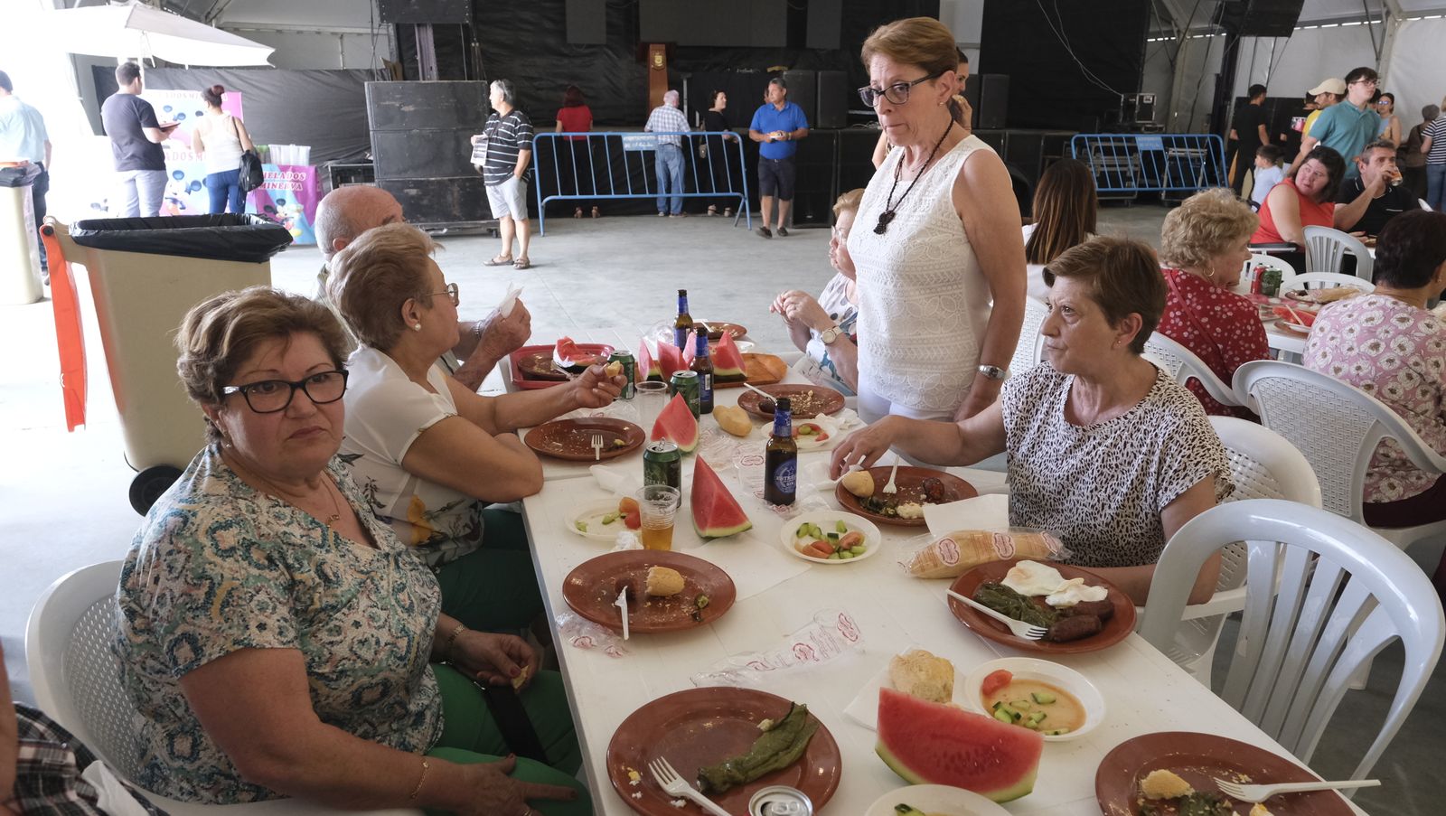 Imágenes de la degustación de huevos fritos con chorizo, en las Fiestas de Santa María del Águila