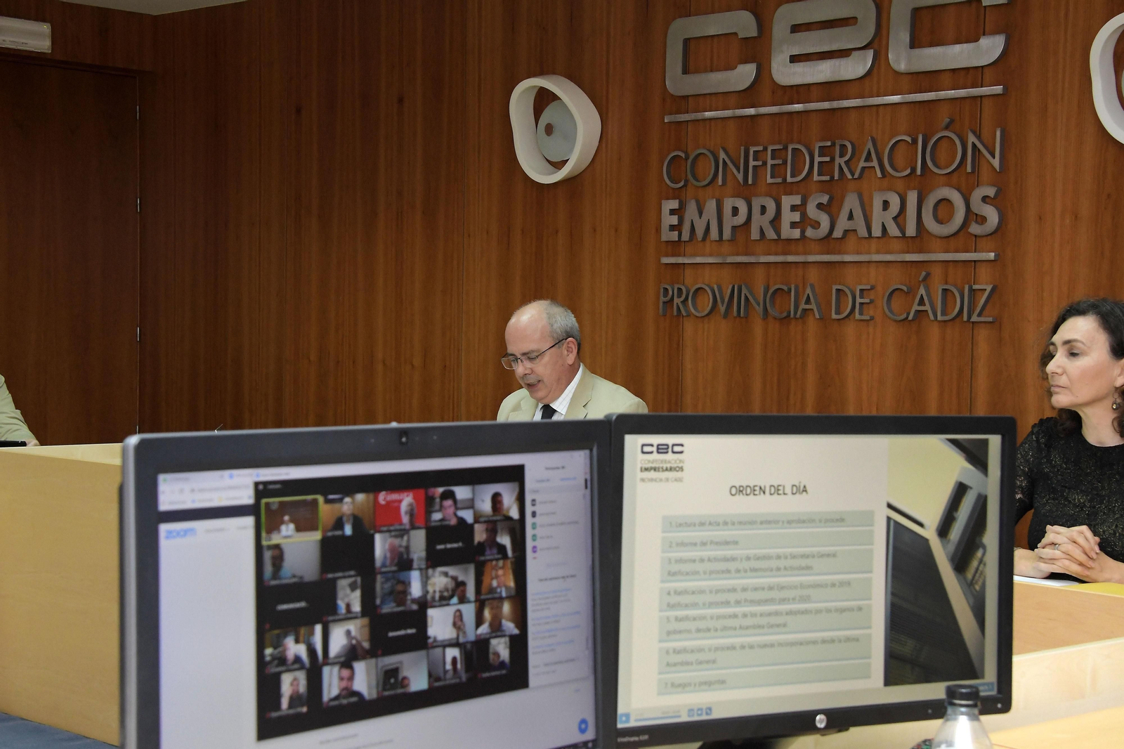 Javier Sánchez Rojas y Carmen Romero, durante la asamblea telemática de la CEC.