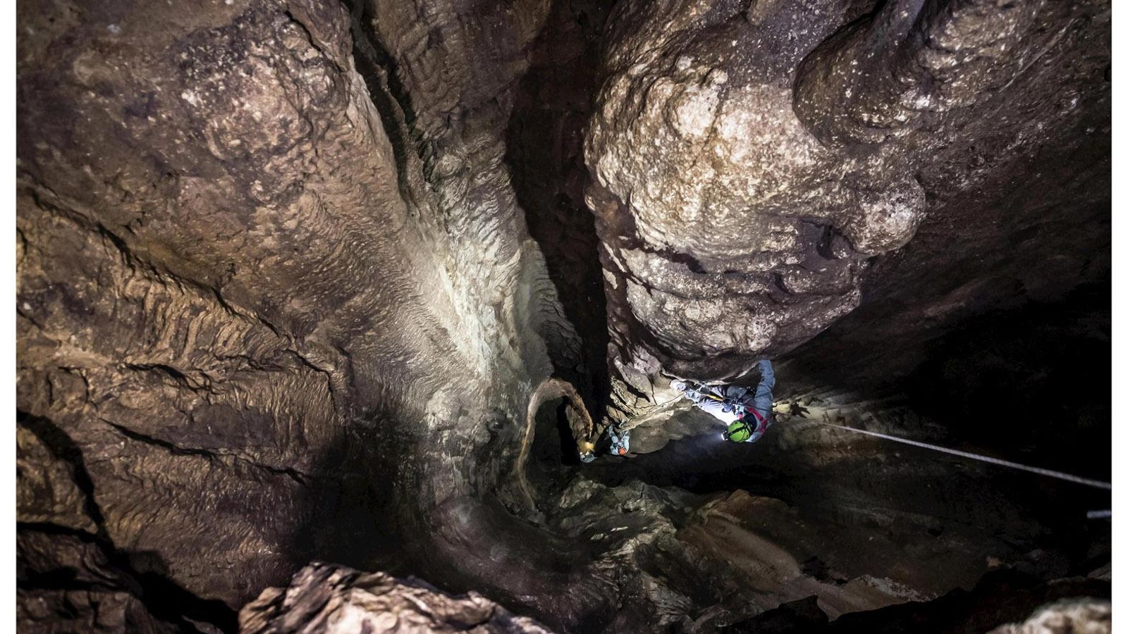 Espeleosocorro en una gruta de difícil acceso.