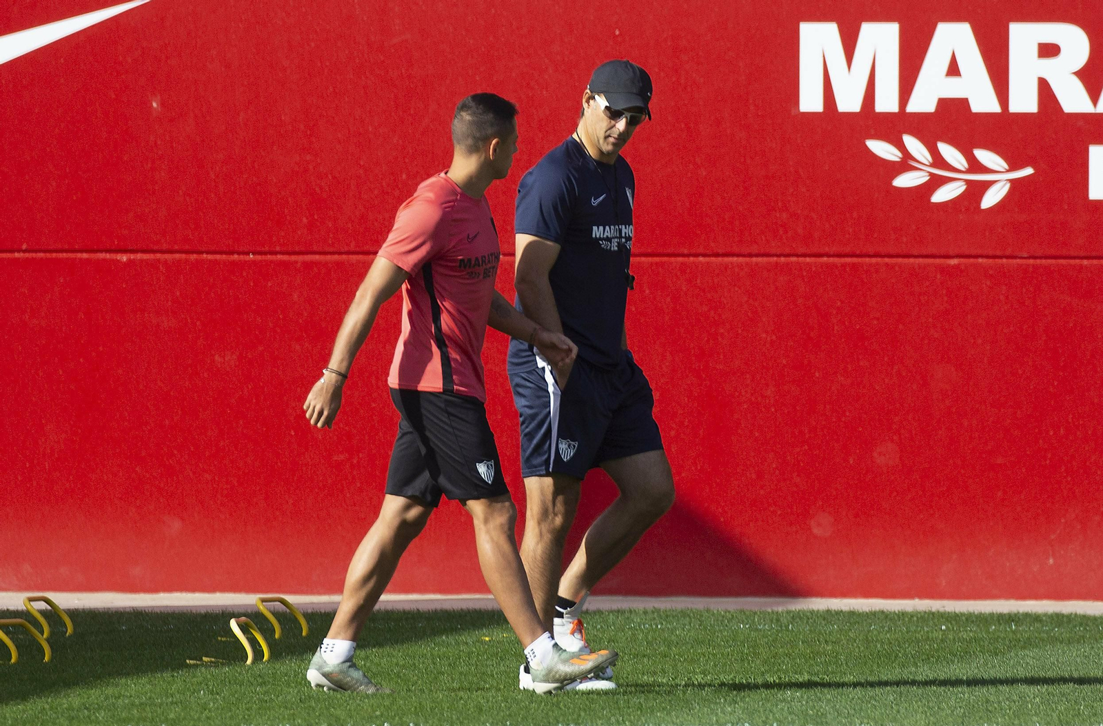 Chicharito y Lopetegui dialogan en un entrenamiento.