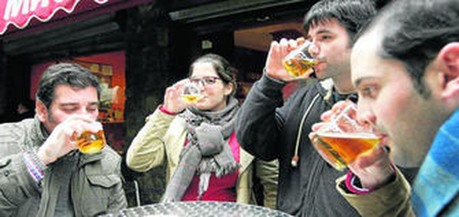 Clientes de un bar del centro beben unas cervezas ayer a la hora del aperitivo.