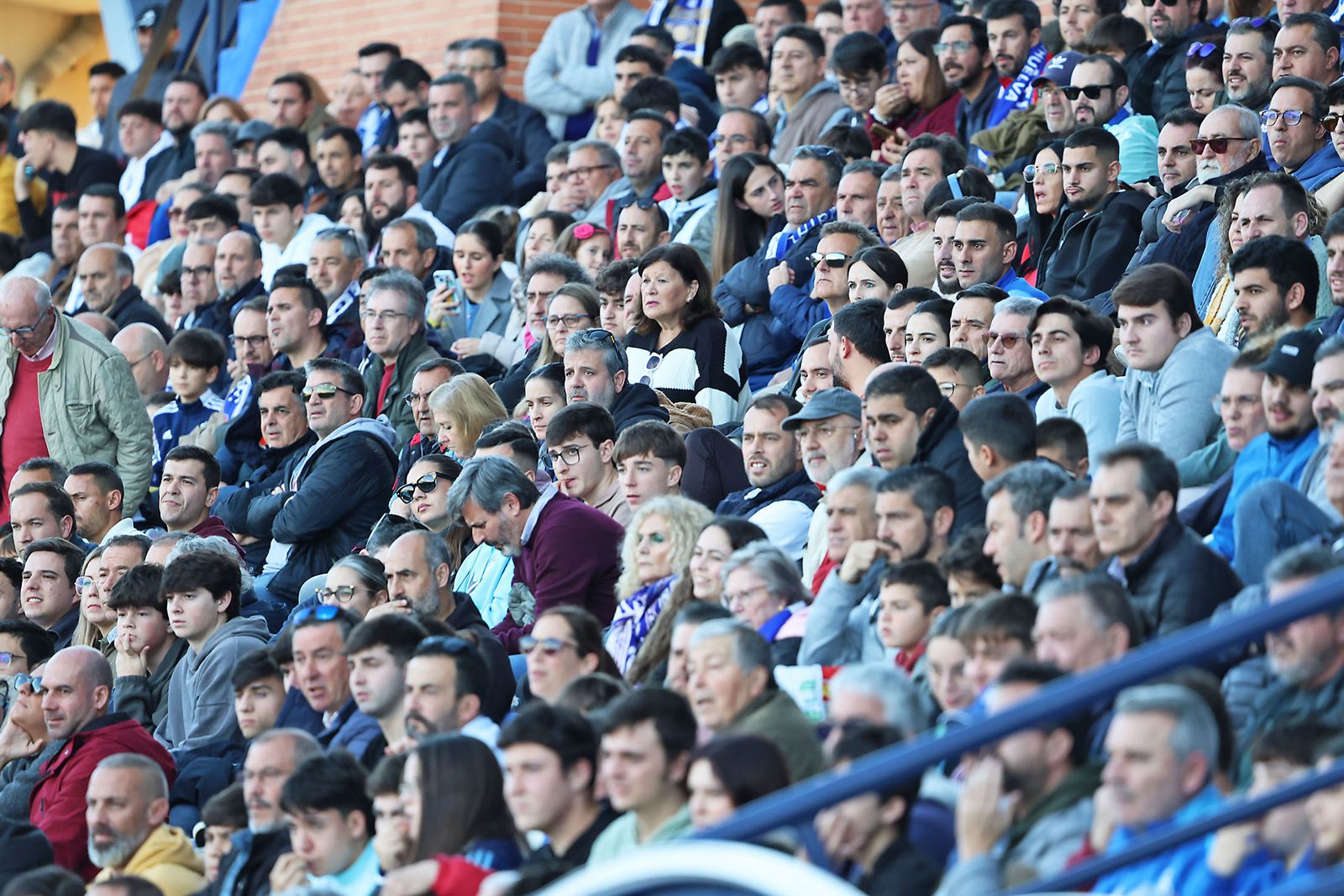 Búscate en las gradas del Nuevo Colombino en el Recreativo de Huelva - Ceuta