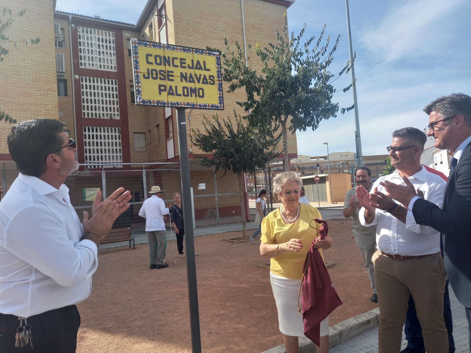 Puente Genil rotula una calle en recuerdo al añorado concejal José Navas Palomo.