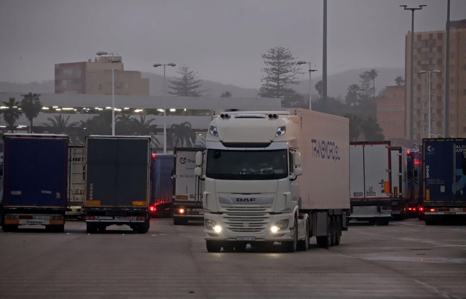 Fotos del cierre del acceso para camiones en el Puerto de Algeciras